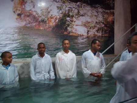 Jovens escolhendo servir a Cristo